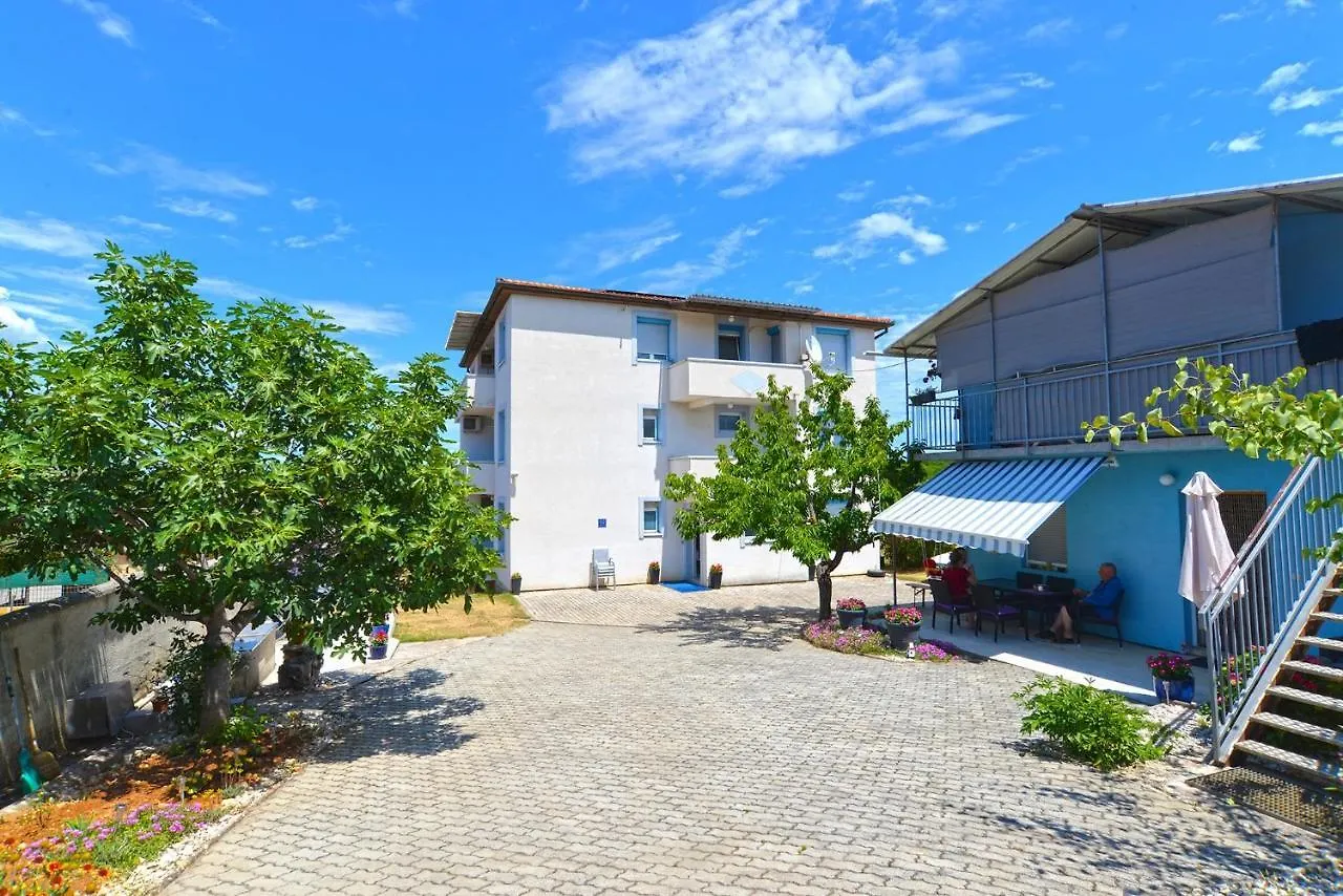Apartments With A Parking Space Stinjan, Pula - 19643 0*,  Croazia