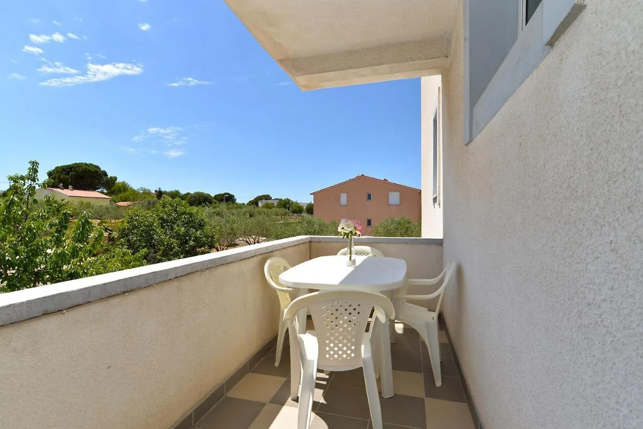 Apartments With A Parking Space Stinjan, Pula - 19643 0*,